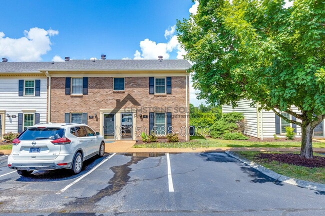 Building Photo - 717 Fox Ridge Dr