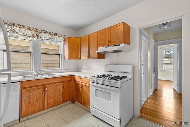 Photo - 394 Taunton Pl