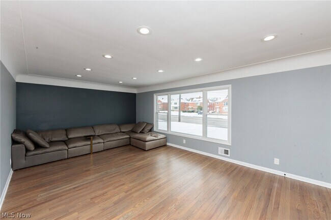 Photo - 2539 Warrensville Center Rd Unidad Down