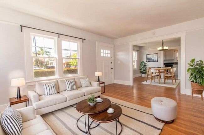 Building Photo - Charming North Park 2 Bed/1Bath with Washer/Dryer, Backyard & Parking! Unit 3042