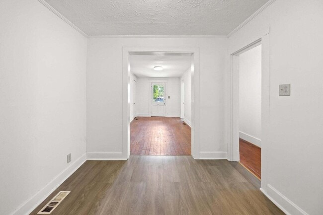 404 Ewing St