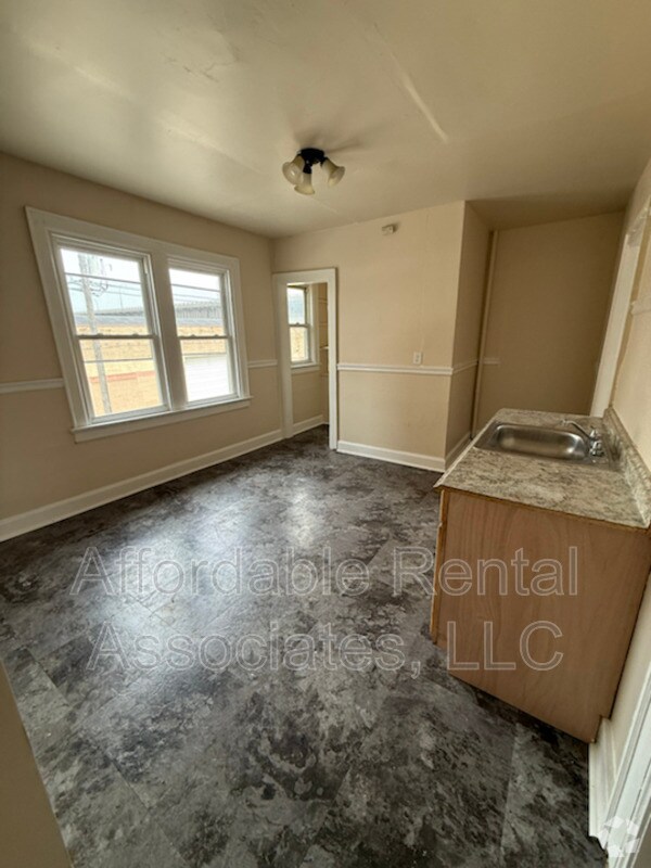 Building Photo - 3529 W Pierce St Unit Upper Rental