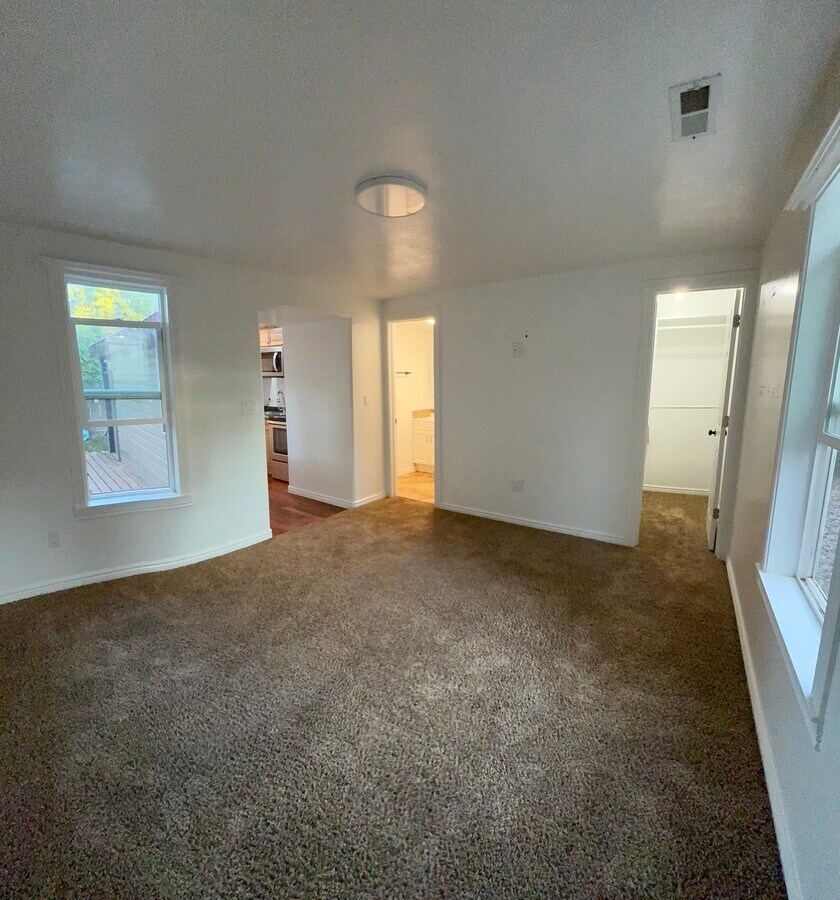 Photo - 370.5 H St