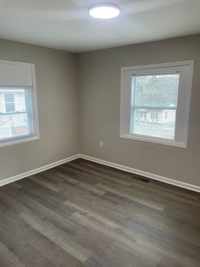 Photo - 715 Newton St