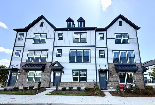 Building Photo - 414 Silver Star Blvd