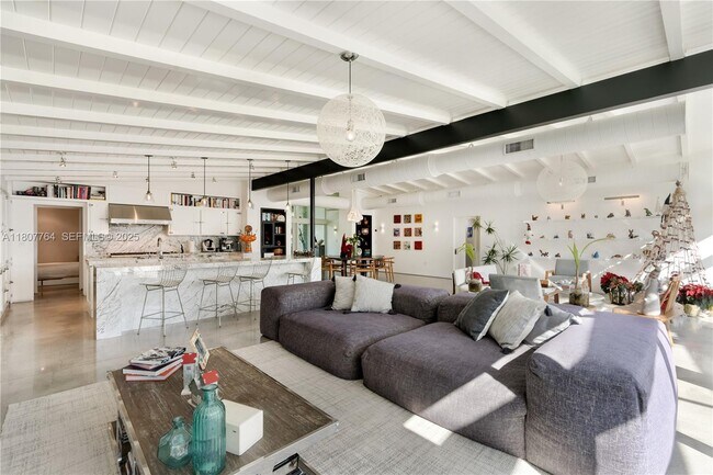 Photo - 270 Island Dr