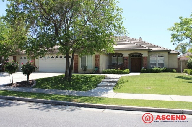 Building Photo - Spacious 4 Bed / 2 Bath Home with Pool & Fireplace in Northwest Bakersfield (93312)