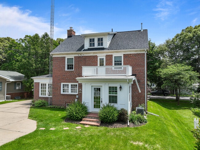 Photo - 1105 Barnes St
