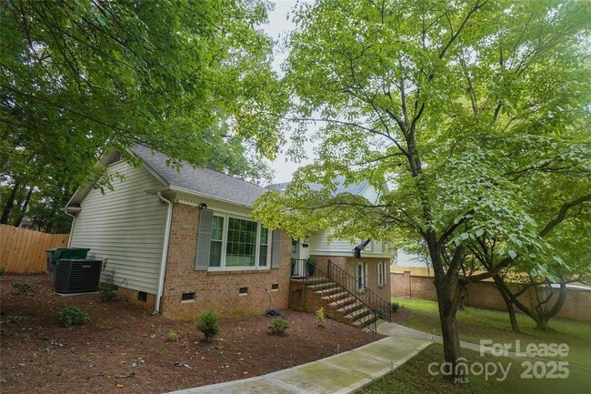 Building Photo - 3700 Riverbend Rd Rental