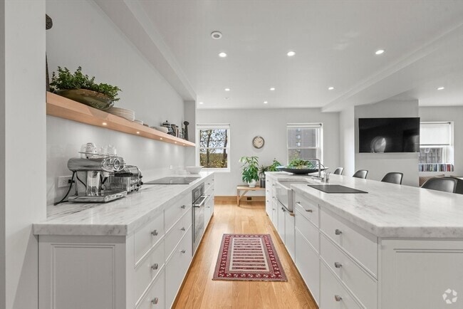 Building Photo - 344 Tappan St Unit 3 Rental