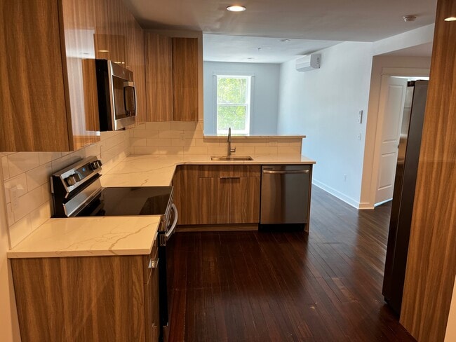 Photo - Busy Corner Unidad 202