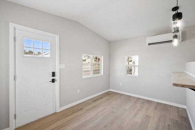 Building Photo - 890 E Ash St Unit 4