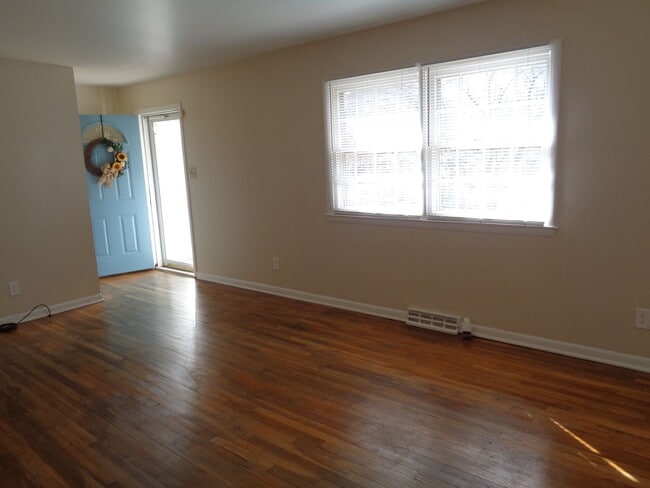 Photo - 4 Bedroom House for Rent-Close to University Parkway