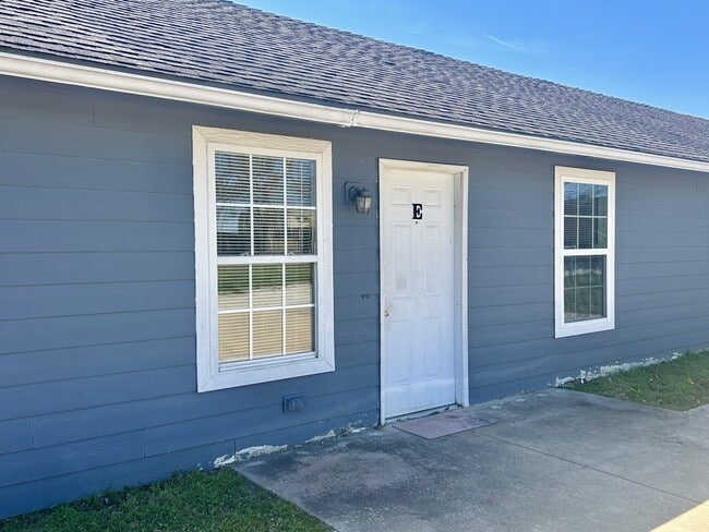 Building Photo - 218 E 14th St