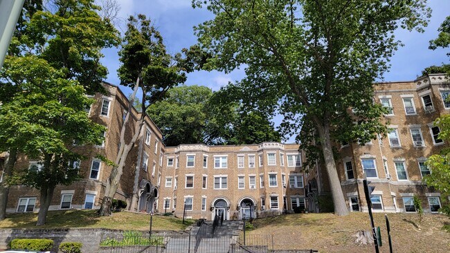 Steps to the condo - 21 Westbourne Ter Unit 3