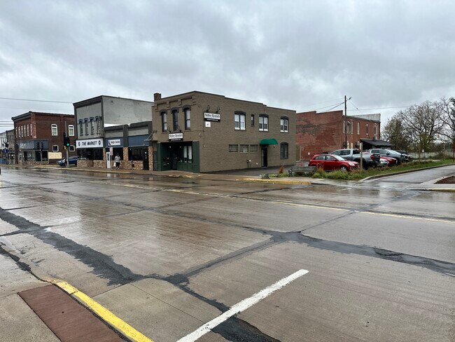 Photo - 516 Broadway St S