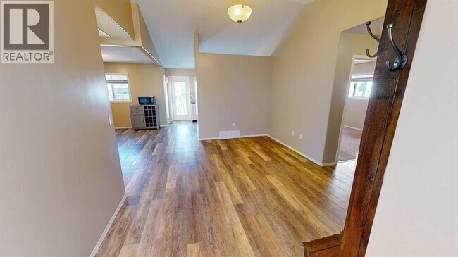 Photo - 10244-10297 97 St