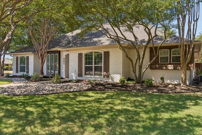 Photo - 901 Autumn Lake Dr