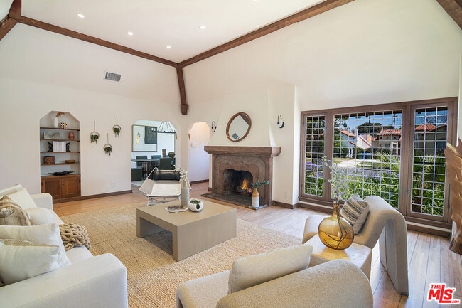 Photo - 137 N Poinsettia Pl