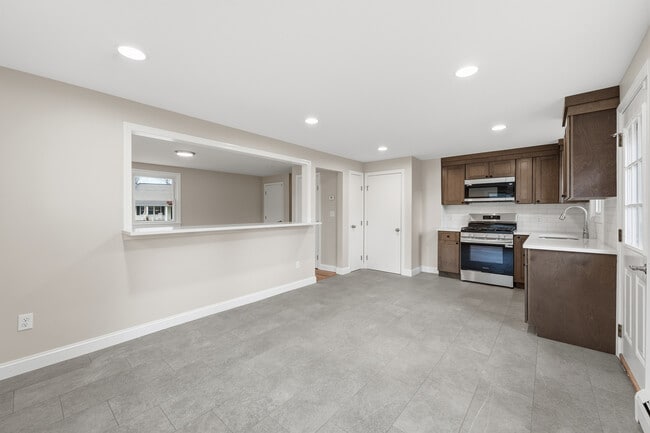 Photo - 4 Sandberg Rd Unit R