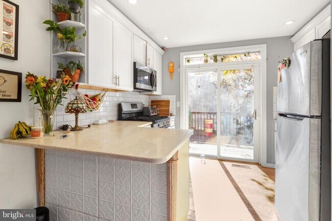 Photo - 128 W Thompson St