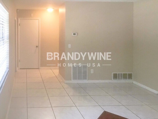 Photo - 1608 Robin Ln
