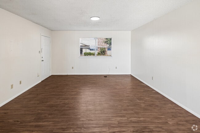 3BR, 1BA - 1,094SF - Living Room - Avendale Pointe
