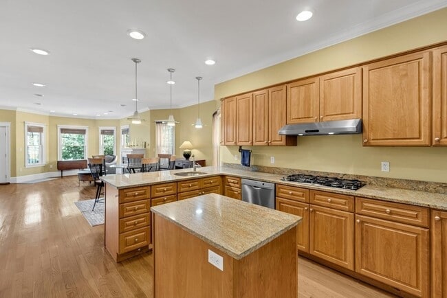 Building Photo - 73 Lexington Ave Unit 2