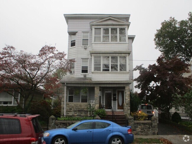 Building Photo - Success Ave 84-86 Unit 84 Success Ave 2nd Floor Rental