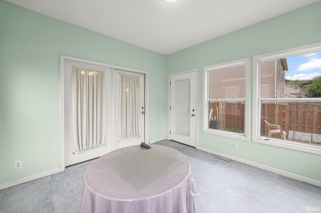 Photo - 987 Marwyck St