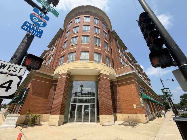 Building Photo - 6000 N Cicero Ave Unit 302