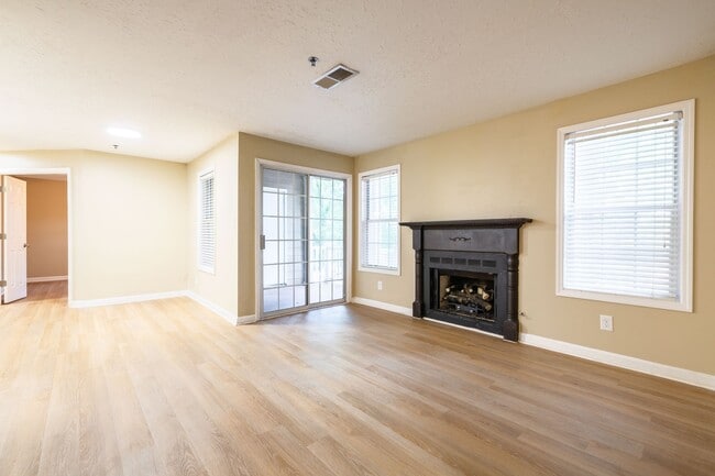 Building Photo - Marietta 2 bed/2 bath Condo!