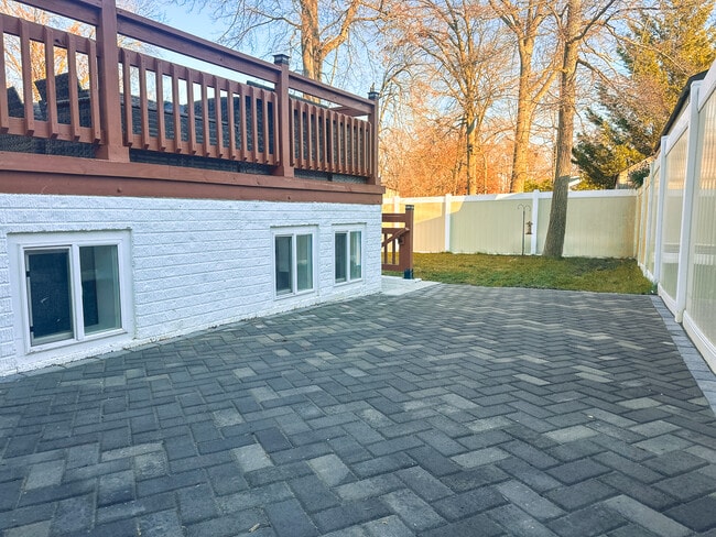 Patio trasero privado cercado: perfecto para mascotas y relajación al aire libre. - 6471 Grommet Dr