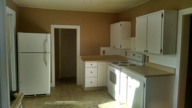 Cocina - Refrigerador y estufa eléctrica amueblada. - 111 Washington Avenue