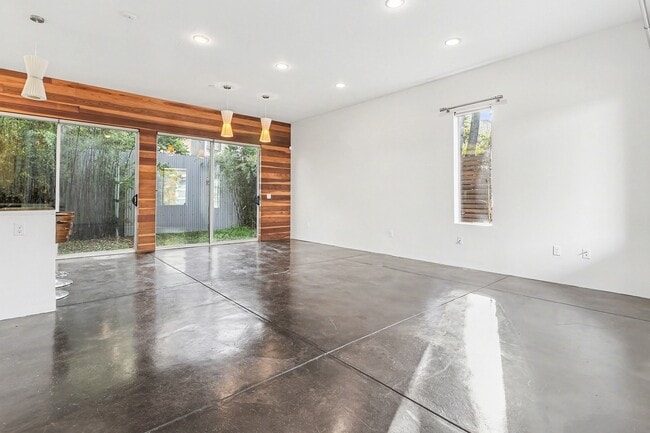 Photo - 3425 Louise St