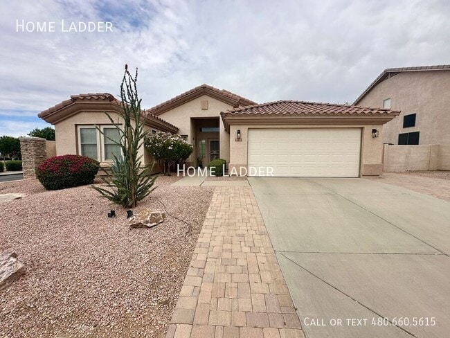 Building Photo - 9732 E Kiowa Ave