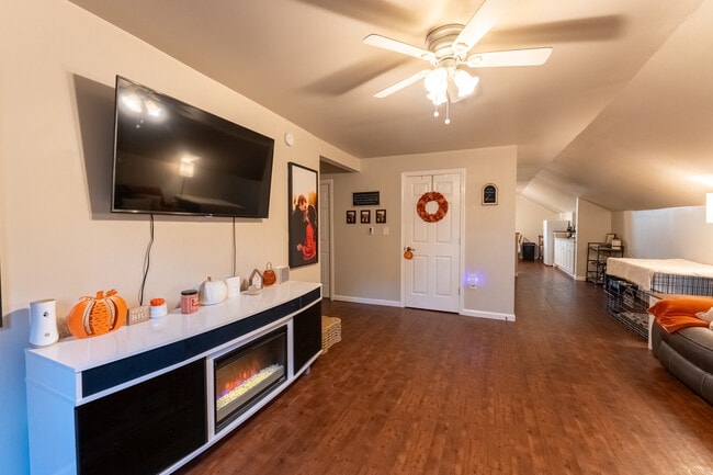 Building Photo - 1333 Saint Johns Ln Unit 2