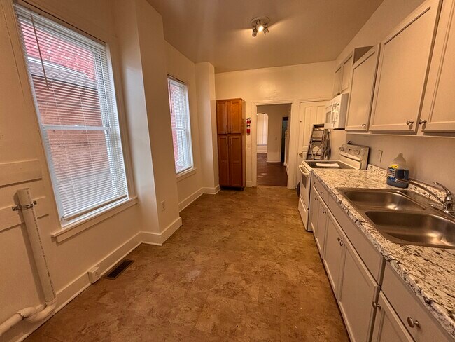 Photo - 738 W Poplar St