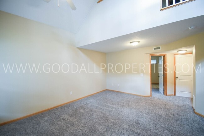 Photo - 3 Bedroom 2.5 Bathroom end unit home in Urbandale!!!