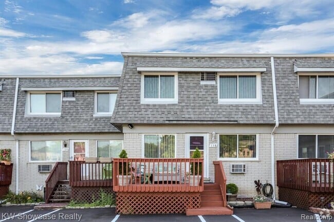 Building Photo - 2 Bed townhouse with Gas and water included!