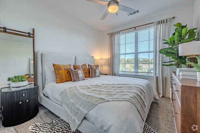1BR, 1BA - 702SF - Bedroom