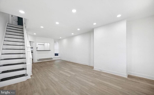 Building Photo - 558 Herman St