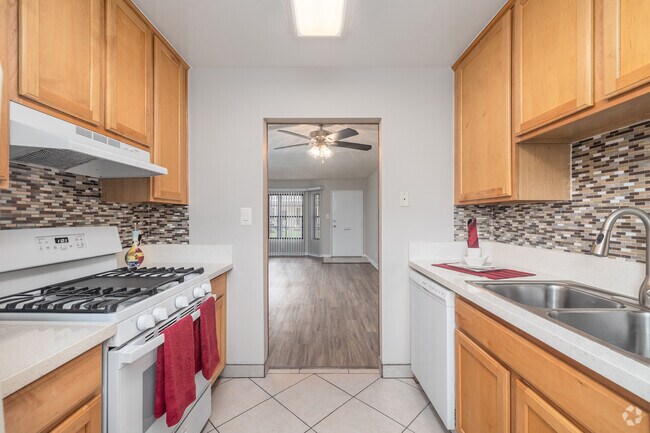 2BR, 2BA - 950SF - Kitchen