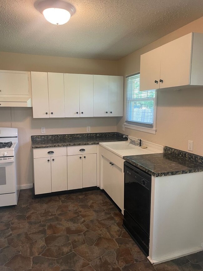 Photo - 3 BEDROOM, EASY COMMUTE