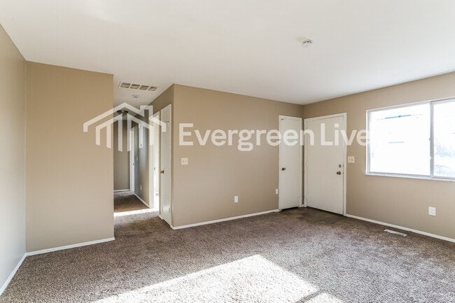 Photo - 868 Liverpool Pl