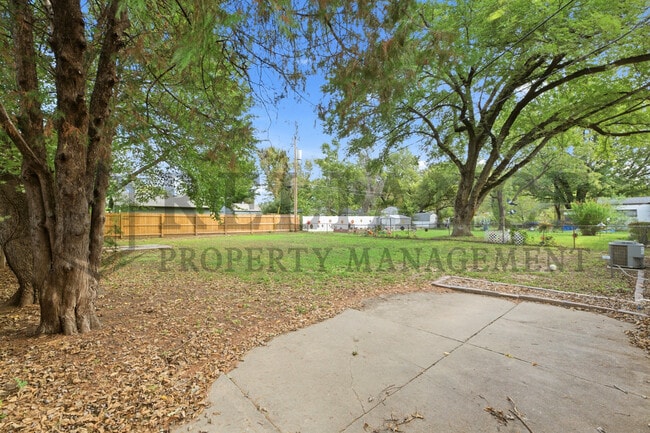 1126 Crowley St E