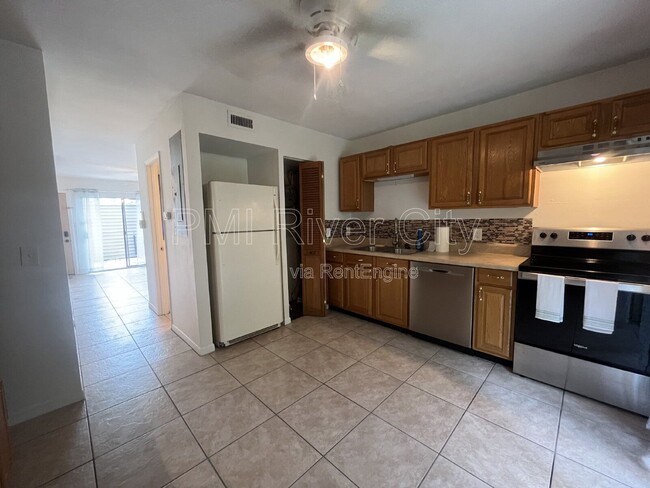 Building Photo - 2300 Twelve Oaks Dr Unit Apt F2