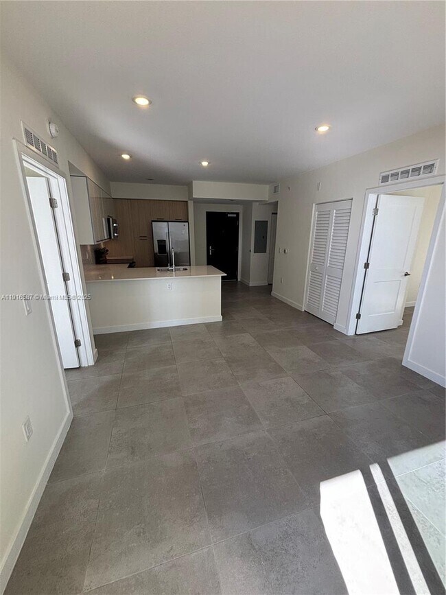 Building Photo - 16395 Biscayne Blvd Unit 1413