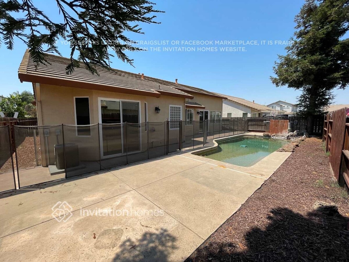 Photo - 1070 Steele Way