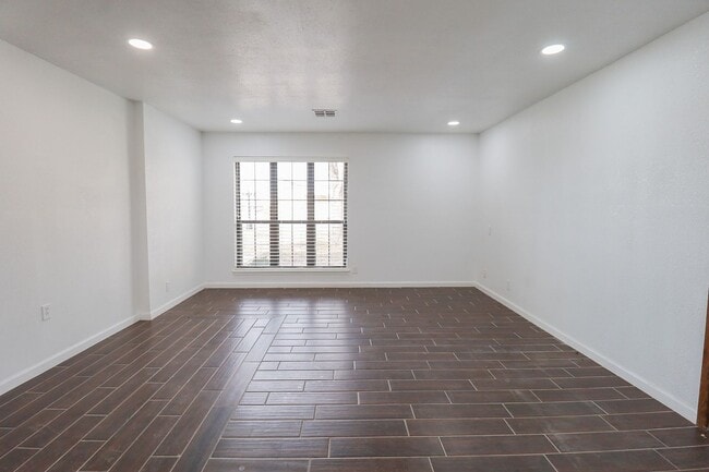 Photo - 4 Bed | 2 Bath in East Tulsa!